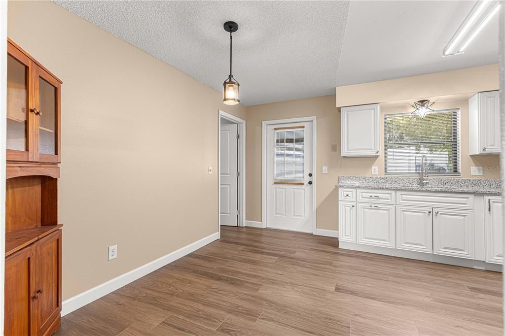 Active With Contract: $189,800 (2 beds, 1 baths, 840 Square Feet)