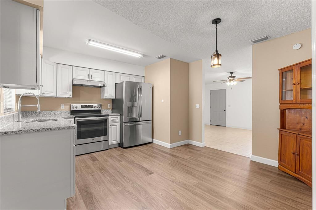 Active With Contract: $189,800 (2 beds, 1 baths, 840 Square Feet)