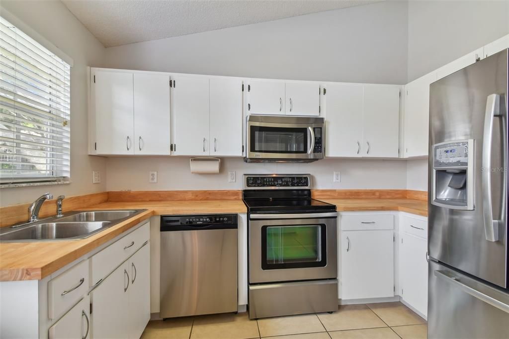 For Sale: $285,000 (2 beds, 2 baths, 1200 Square Feet)