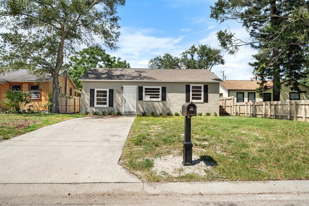 Active With Contract: $290,000 (3 beds, 1 baths, 988 Square Feet)