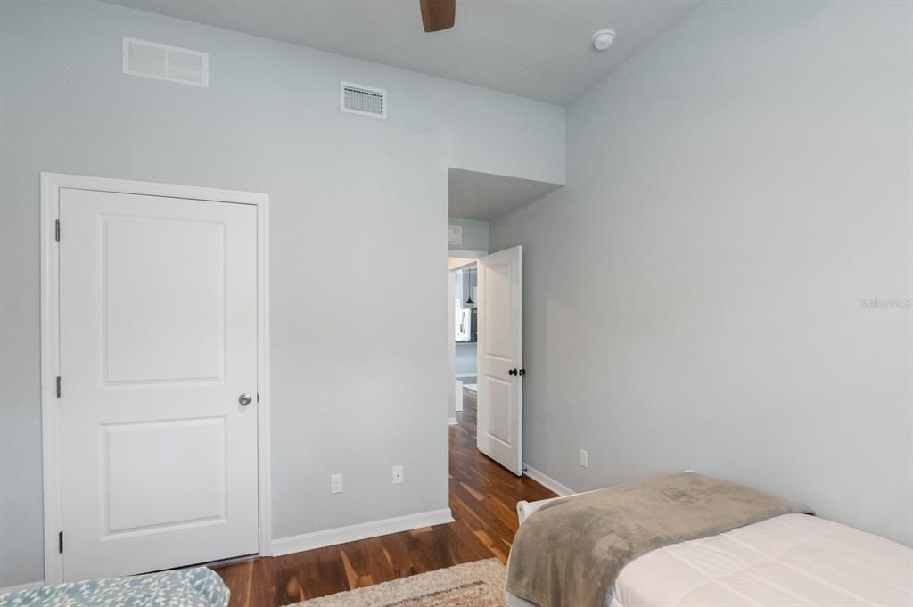 For Sale: $349,900 (2 beds, 2 baths, 1404 Square Feet)