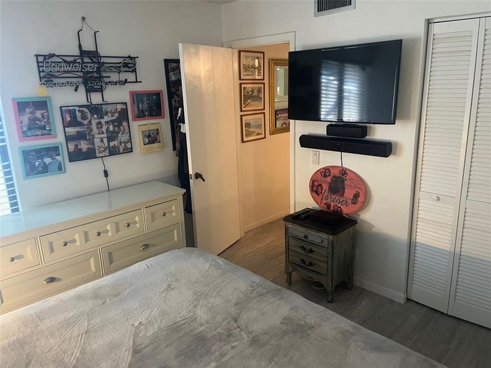 For Rent: $2,600 (1 beds, 1 baths, 915 Square Feet)