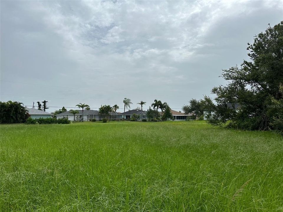 合同活跃: $77,000 (0.37 acres)