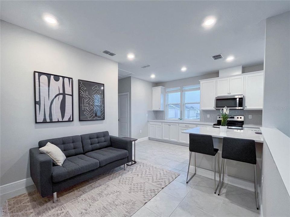 Active With Contract: $1,700 (1 beds, 1 baths, 700 Square Feet)