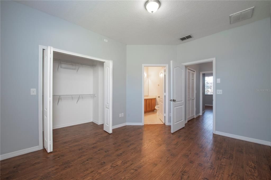 Active With Contract: $1,975 (2 beds, 2 baths, 987 Square Feet)