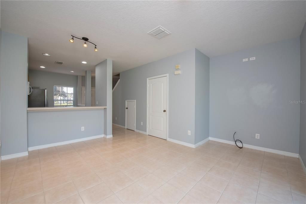 Active With Contract: $1,975 (2 beds, 2 baths, 987 Square Feet)