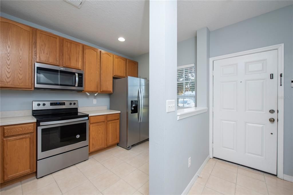 Active With Contract: $1,975 (2 beds, 2 baths, 987 Square Feet)