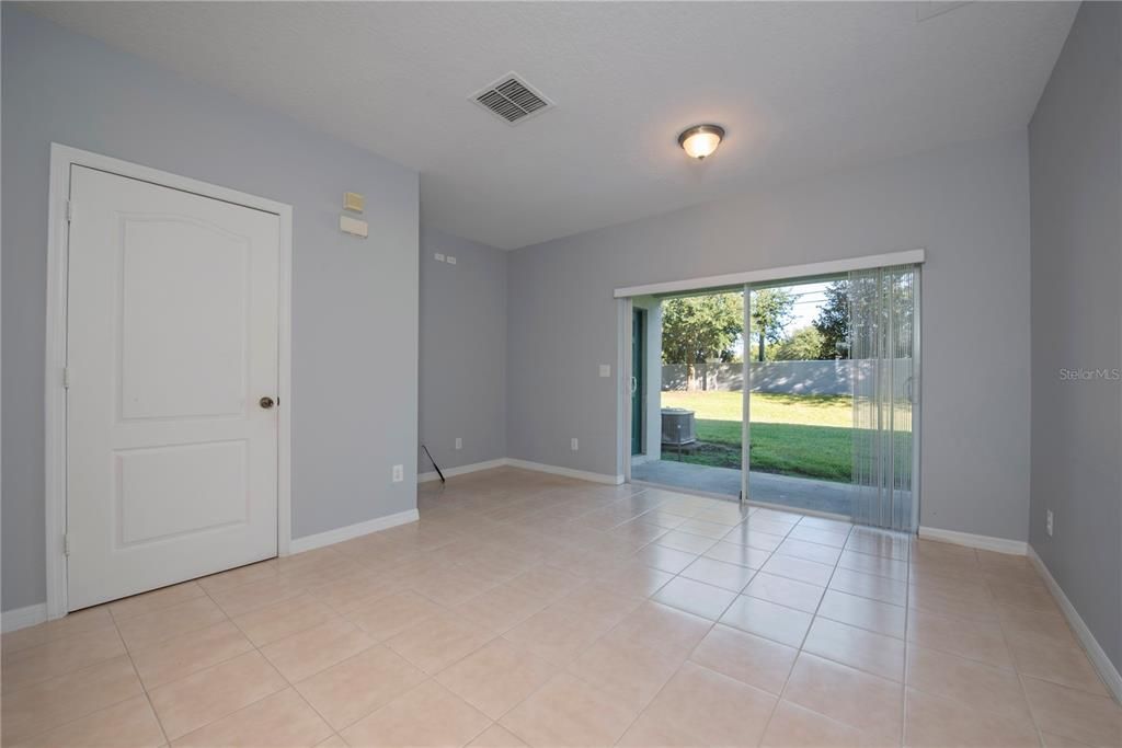 Active With Contract: $1,975 (2 beds, 2 baths, 987 Square Feet)