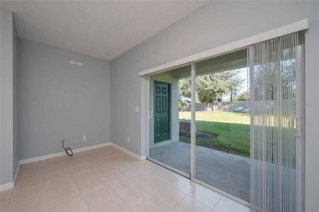 Active With Contract: $1,975 (2 beds, 2 baths, 987 Square Feet)