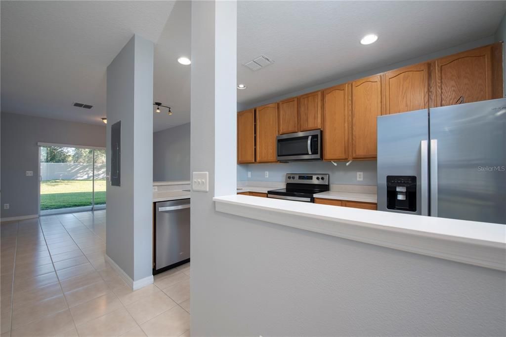 Active With Contract: $1,975 (2 beds, 2 baths, 987 Square Feet)