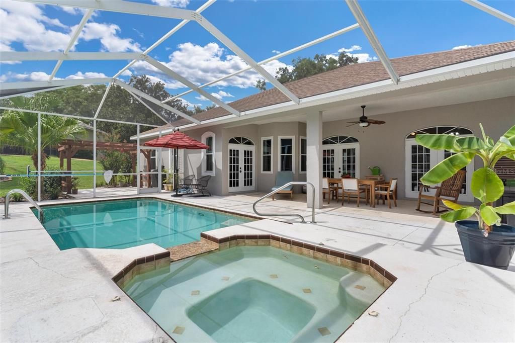 Pool with Oversized Spa