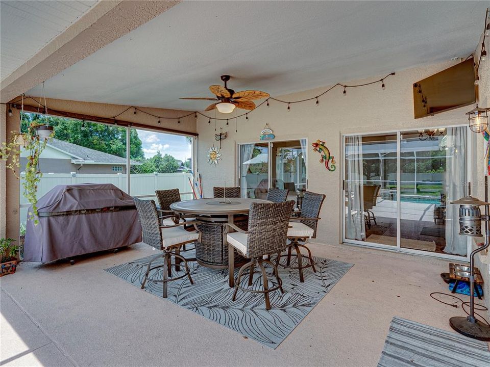 Screened oversized covered lanai