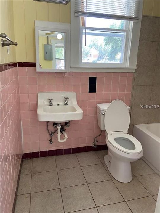 Picture of free standing 1 br/1ba bathroom