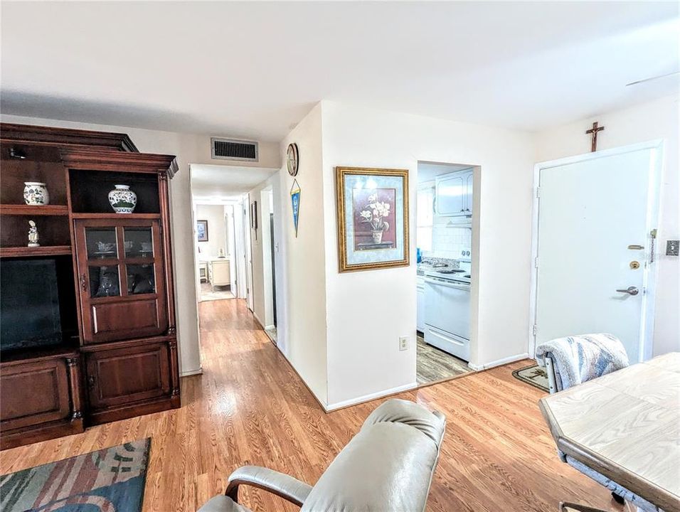 Active With Contract: $155,000 (2 beds, 2 baths, 862 Square Feet)