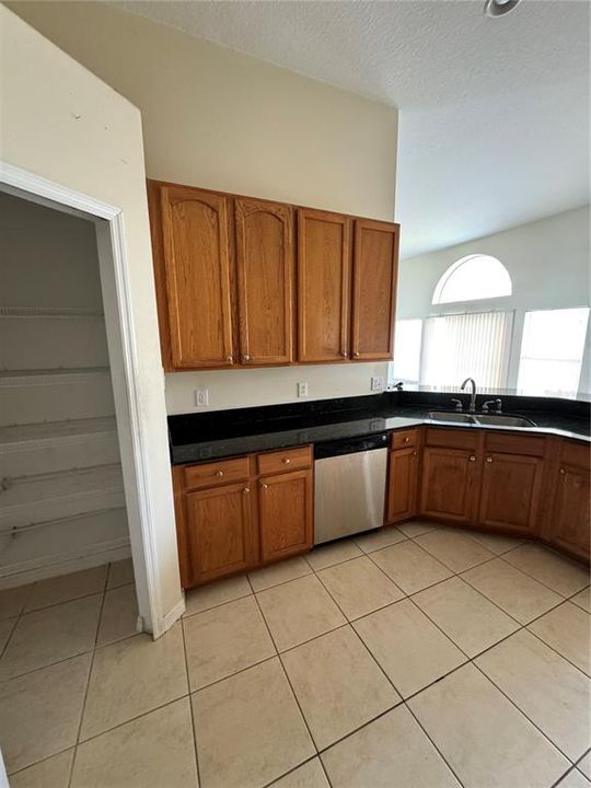 For Rent: $2,350 (4 beds, 2 baths, 2466 Square Feet)