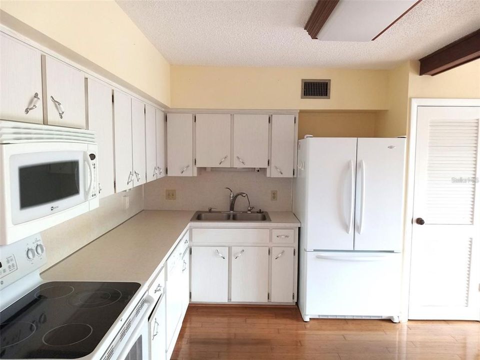 Active With Contract: $1,500 (2 beds, 2 baths, 1400 Square Feet)