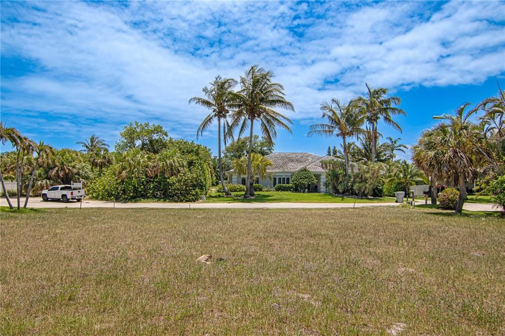 En Venta: $1,850,000 (0.35 acres)