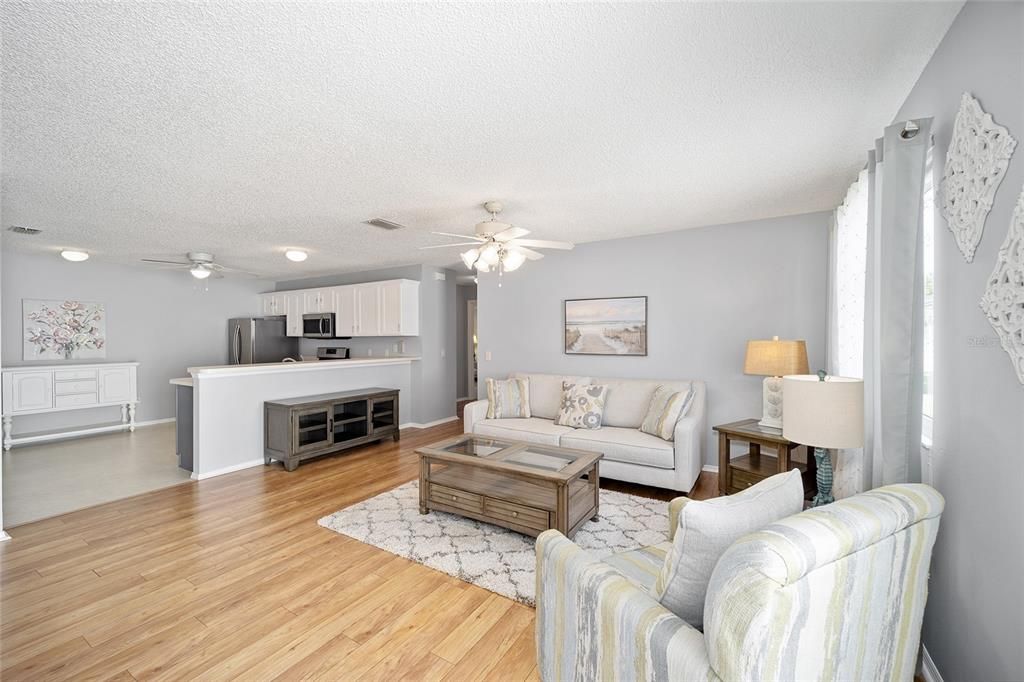 For Sale: $259,900 (2 beds, 2 baths, 1163 Square Feet)