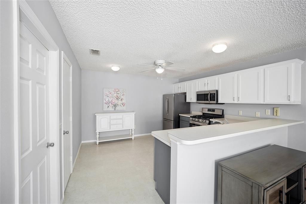 For Sale: $259,900 (2 beds, 2 baths, 1163 Square Feet)