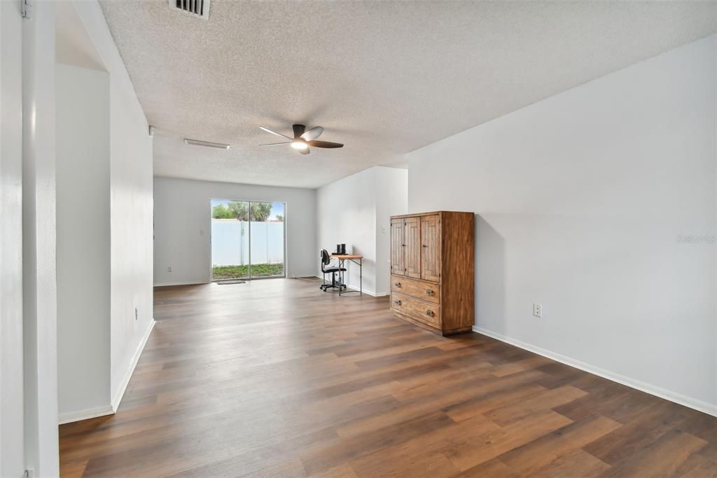 Active With Contract: $250,000 (3 beds, 2 baths, 1300 Square Feet)