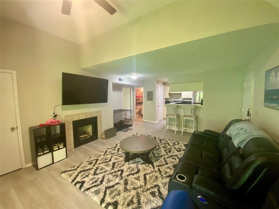 For Sale: $139,000 (1 beds, 1 baths, 644 Square Feet)