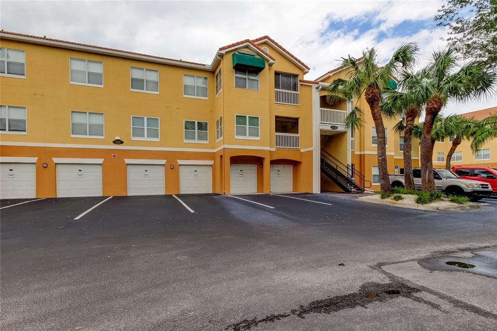 Active With Contract: $319,900 (2 beds, 2 baths, 925 Square Feet)