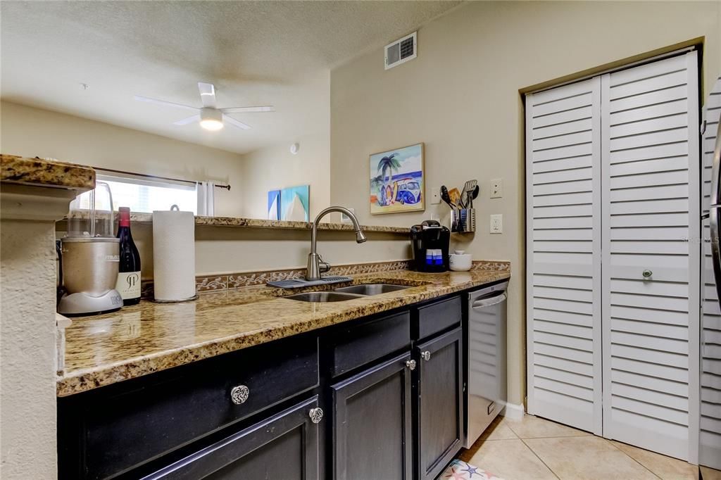 Active With Contract: $319,900 (2 beds, 2 baths, 925 Square Feet)