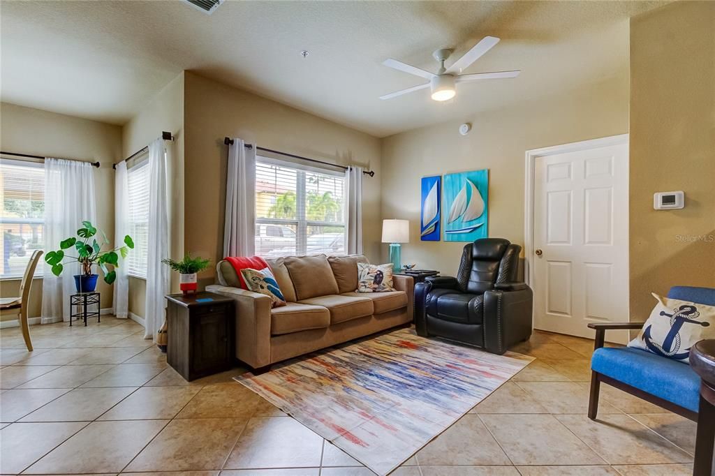 Active With Contract: $319,900 (2 beds, 2 baths, 925 Square Feet)