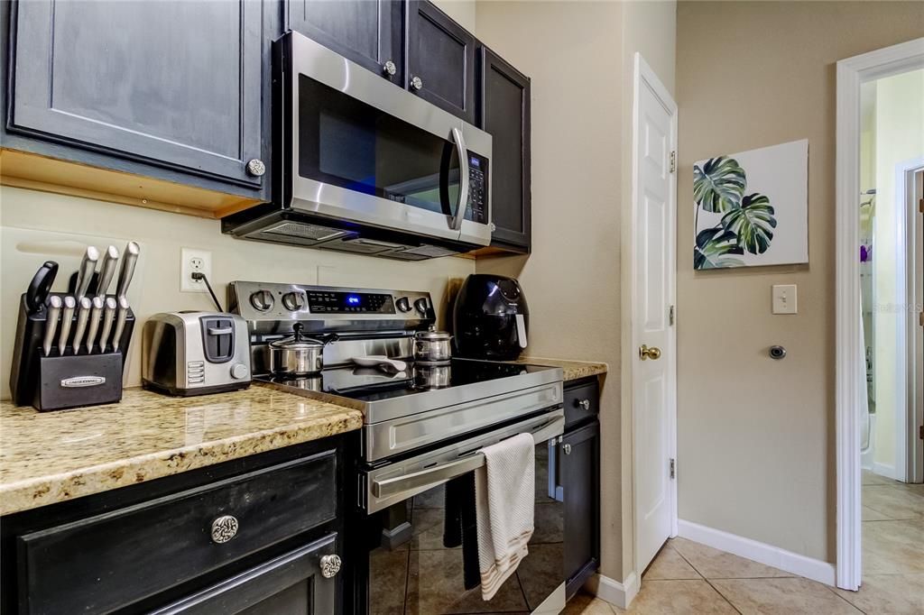 Active With Contract: $319,900 (2 beds, 2 baths, 925 Square Feet)