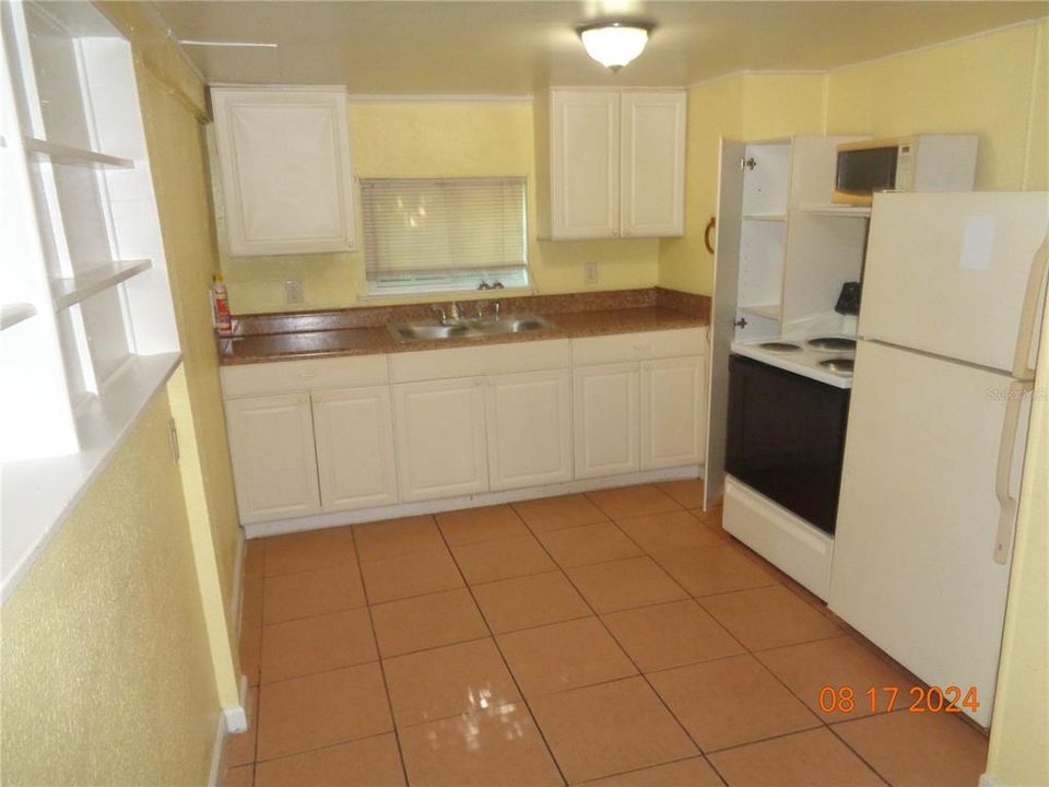 For Rent: $1,050 (1 beds, 1 baths, 400 Square Feet)