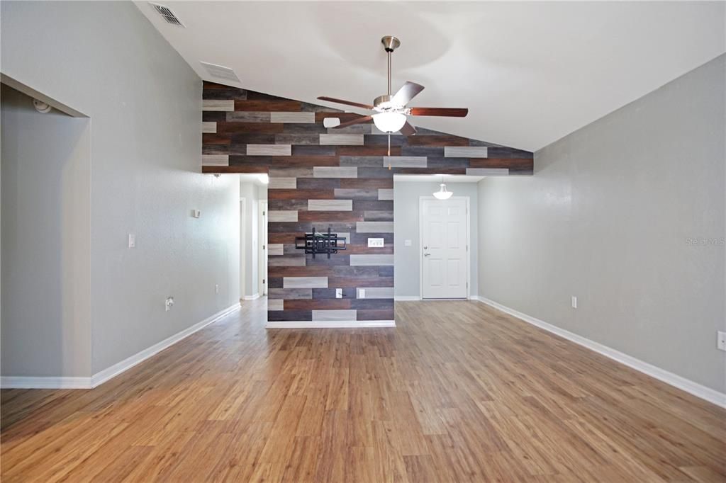 Active With Contract: $1,900 (3 beds, 2 baths, 1323 Square Feet)