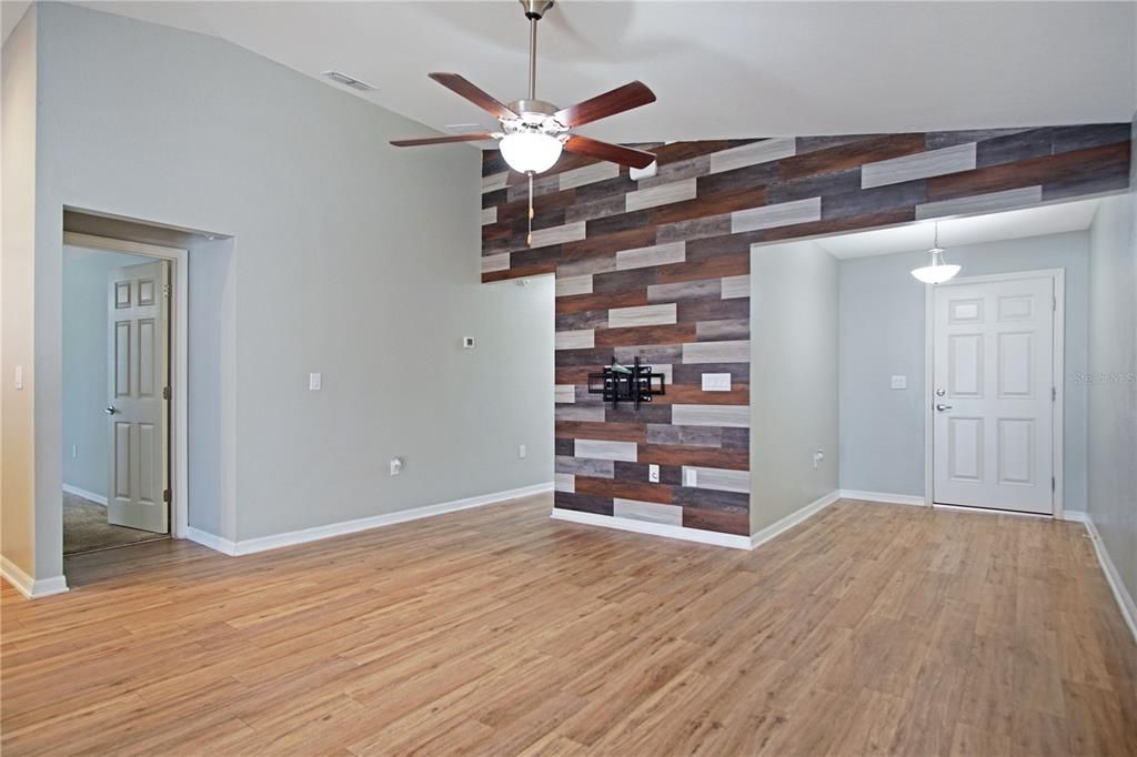 Active With Contract: $1,900 (3 beds, 2 baths, 1323 Square Feet)