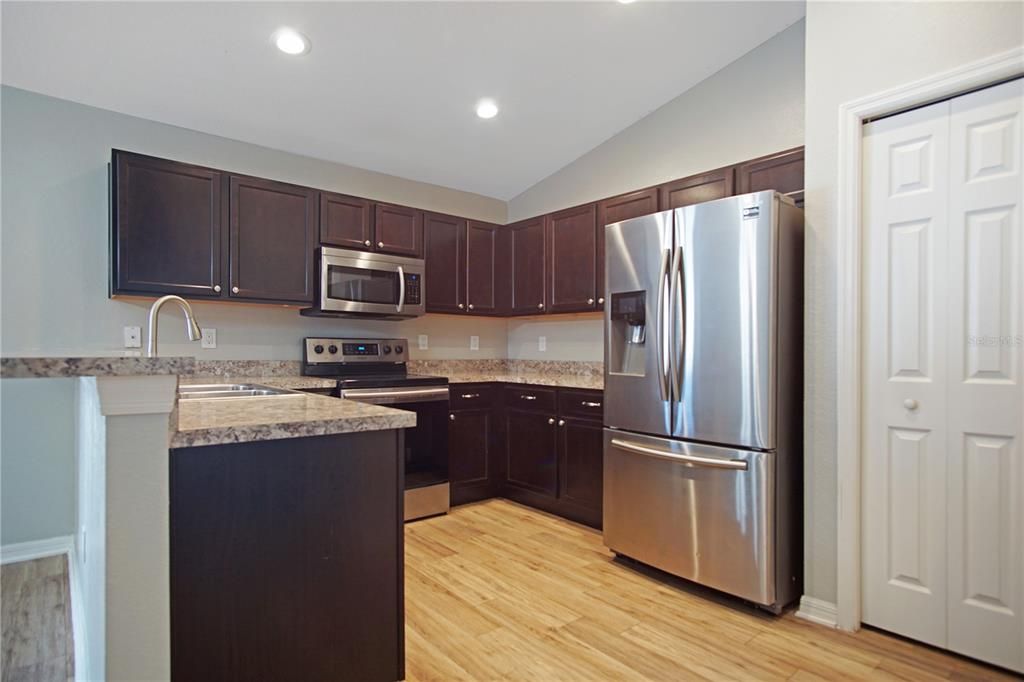 Active With Contract: $1,900 (3 beds, 2 baths, 1323 Square Feet)