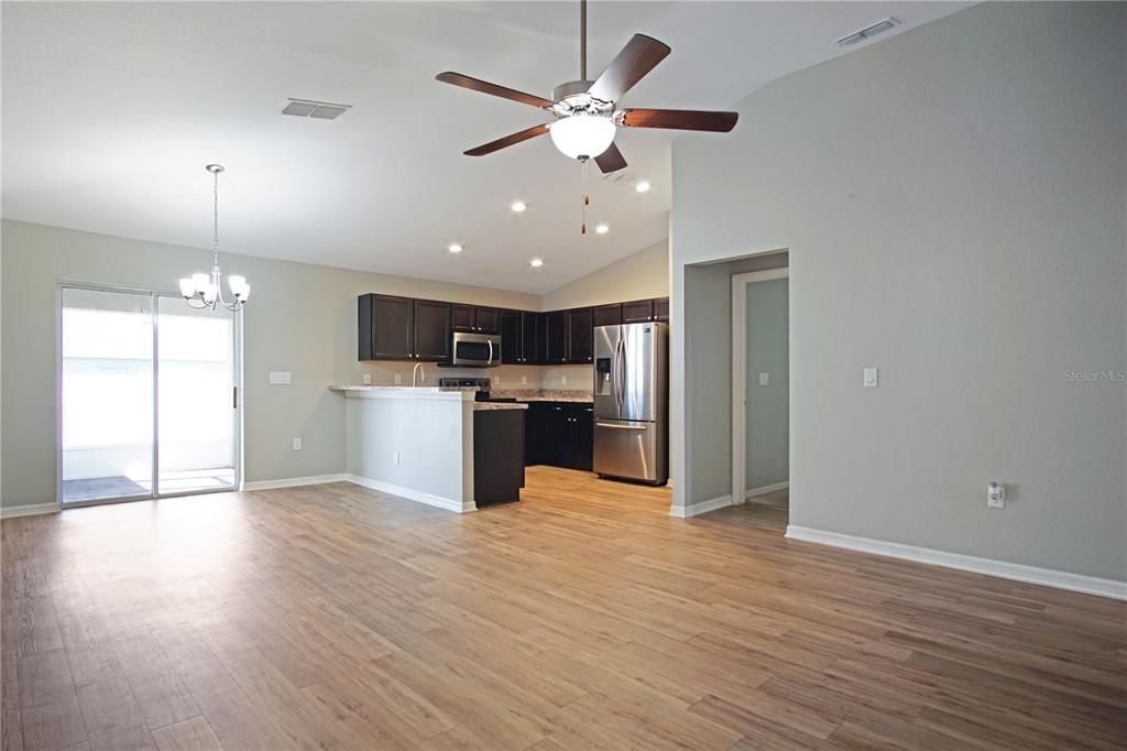 Active With Contract: $1,900 (3 beds, 2 baths, 1323 Square Feet)