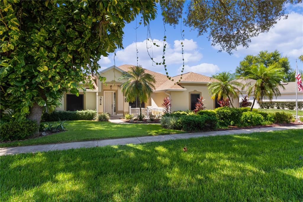 This lovely 3-bed, 2-bath home in the Lakeside at Tavares subdivision features a well-maintained exterior with a side-facing garage and attractive curb appeal.