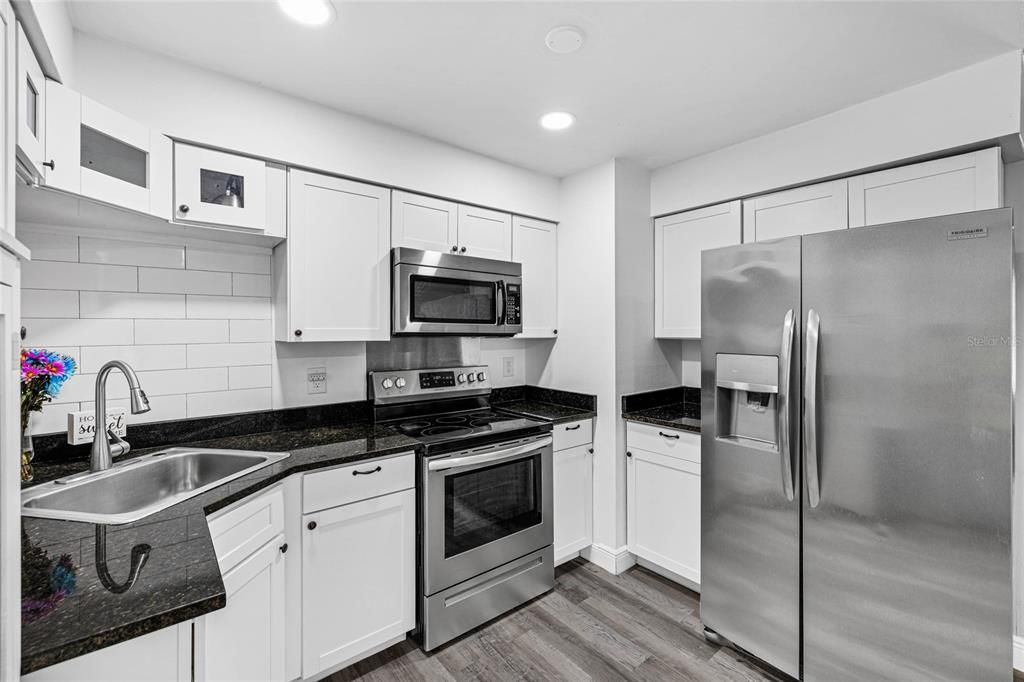 For Sale: $214,900 (3 beds, 1 baths, 936 Square Feet)