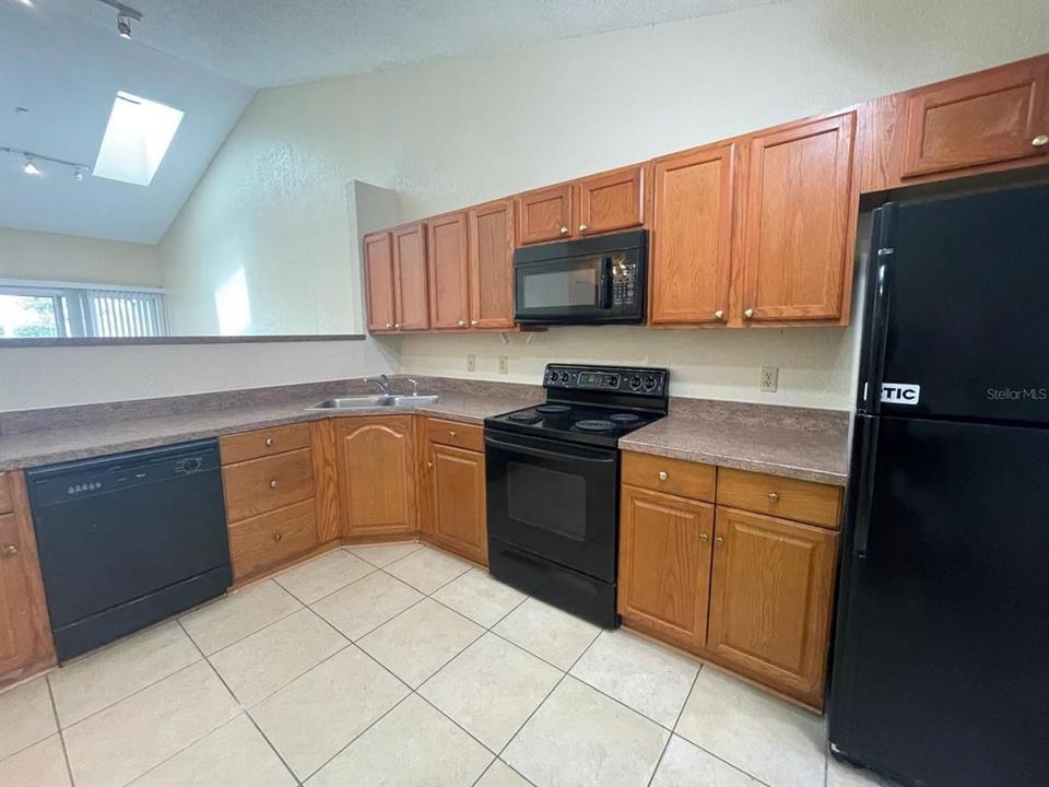 For Rent: $2,000 (2 beds, 2 baths, 944 Square Feet)