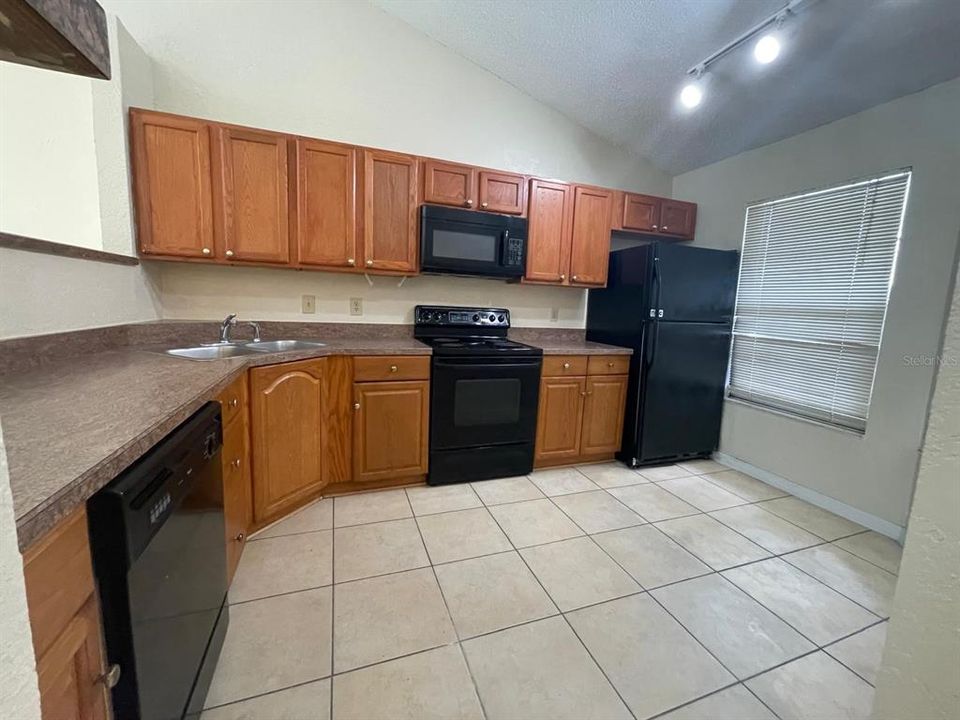 For Rent: $2,000 (2 beds, 2 baths, 944 Square Feet)