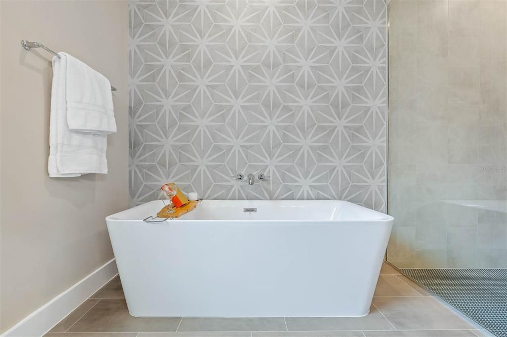 free standing tub with accent wall