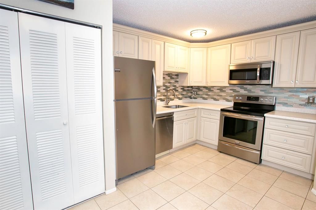 For Sale: $220,000 (2 beds, 1 baths, 1015 Square Feet)