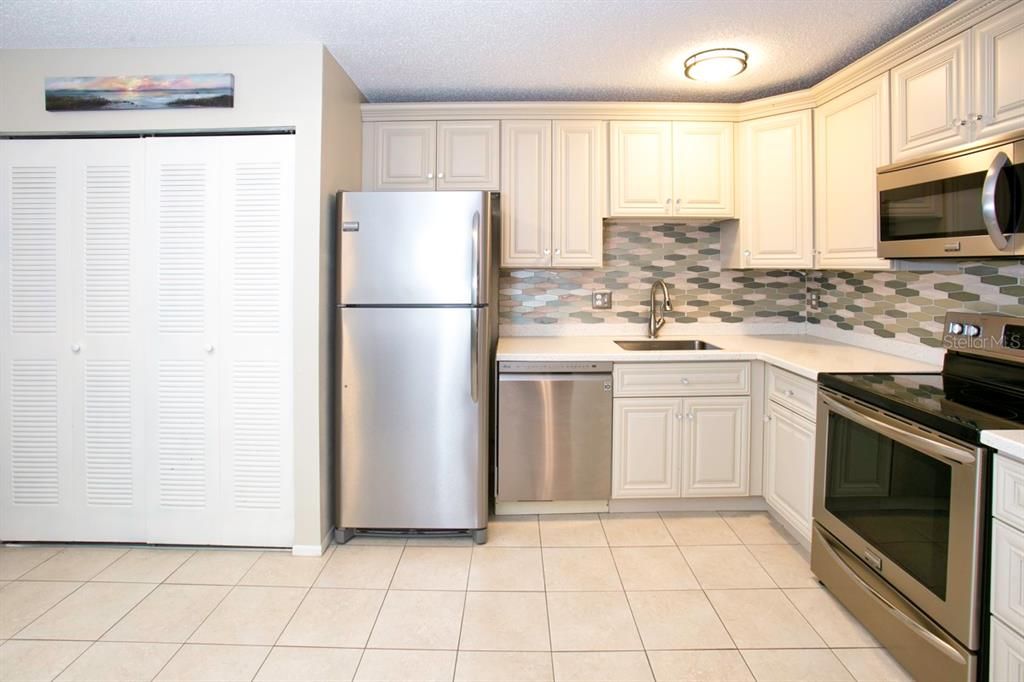 For Sale: $220,000 (2 beds, 1 baths, 1015 Square Feet)