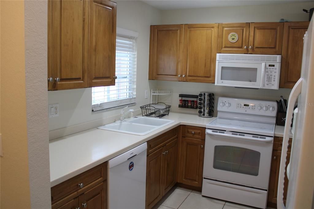 Active With Contract: $199,900 (2 beds, 2 baths, 1415 Square Feet)