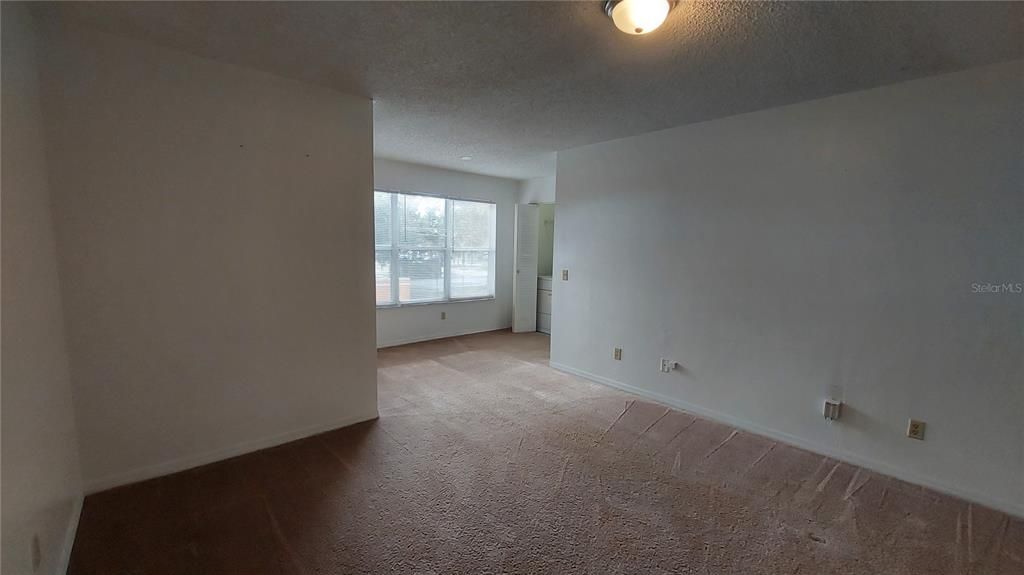 Active With Contract: $1,199 (1 beds, 1 baths, 735 Square Feet)