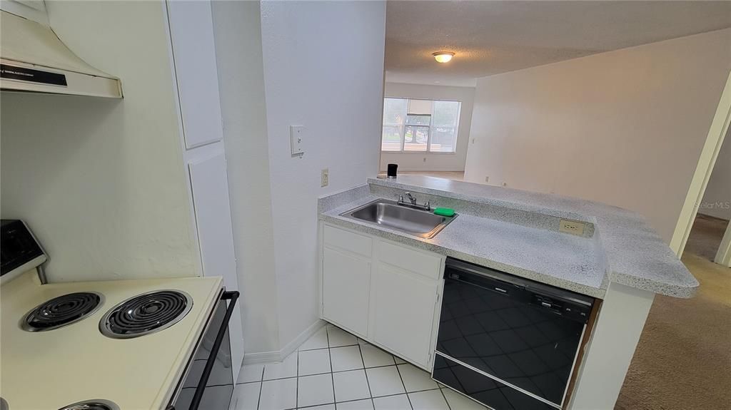 Active With Contract: $1,199 (1 beds, 1 baths, 735 Square Feet)