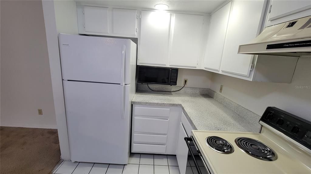 Active With Contract: $1,199 (1 beds, 1 baths, 735 Square Feet)