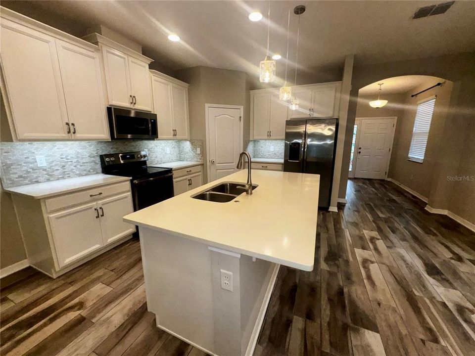 For Rent: $2,650 (3 beds, 2 baths, 2112 Square Feet)