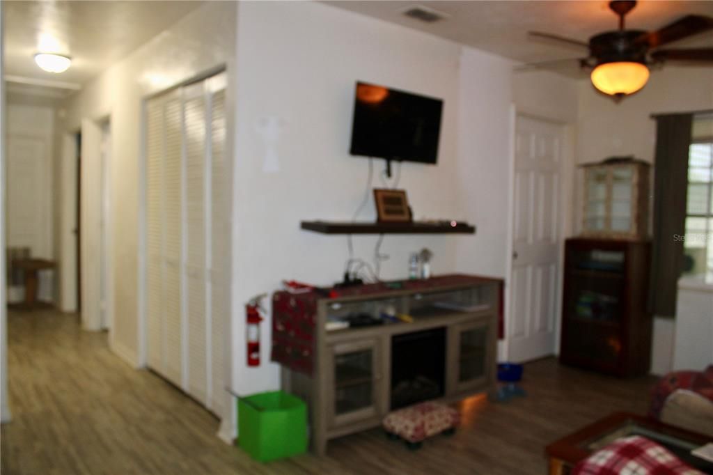 For Sale: $170,000 (3 beds, 1 baths, 1008 Square Feet)