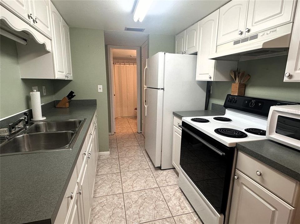 For Sale: $164,900 (1 beds, 1 baths, 734 Square Feet)