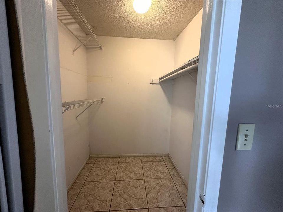 For Sale: $164,900 (1 beds, 1 baths, 734 Square Feet)