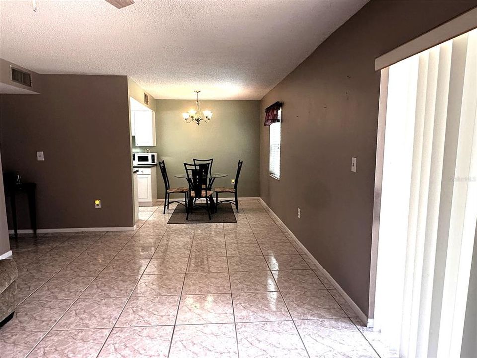 For Sale: $164,900 (1 beds, 1 baths, 734 Square Feet)